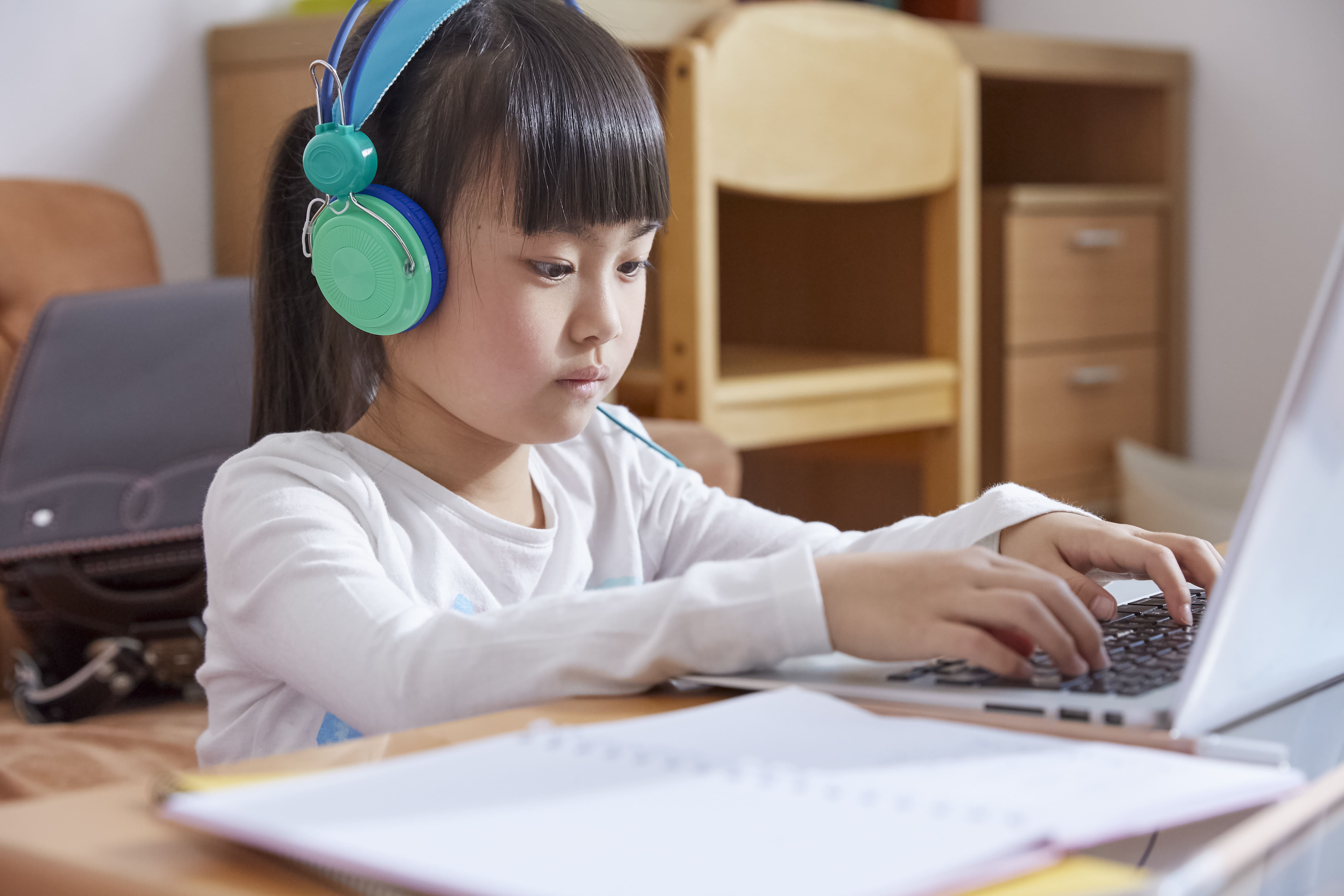 北市國高中下週全線上教學 學生再掀護眼大作戰！葉黃素別吃錯